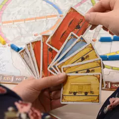 Familie speelt samen een gezelschapsspel