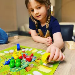 Kind speelt een kinderspel