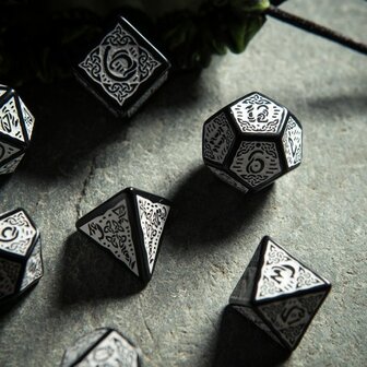 Celtic Dice Set Zwart &amp; Wit (7)