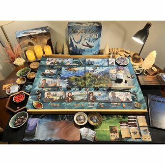 Sleeping Gods: Distant Skies (Nederlands) &ndash; Avontuurlijk Bordspel van Keep Exploring Games