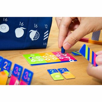 Tropichaos &ndash; Snel en chaotisch kaartspel met fruitsets &ndash; Oink Games