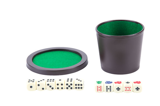 Dobbelset (Beker met deksel, 6 Dobbelstenen, 5 Pokerstenen)