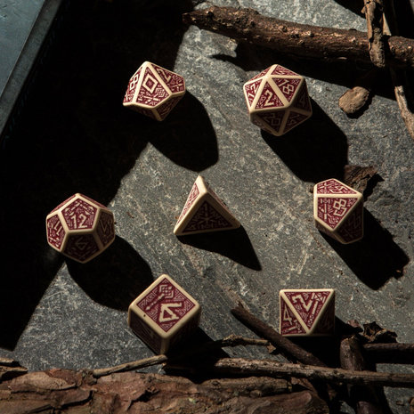 RPG Dwarven Beige & Burgundy Dice Set (7 stuks)